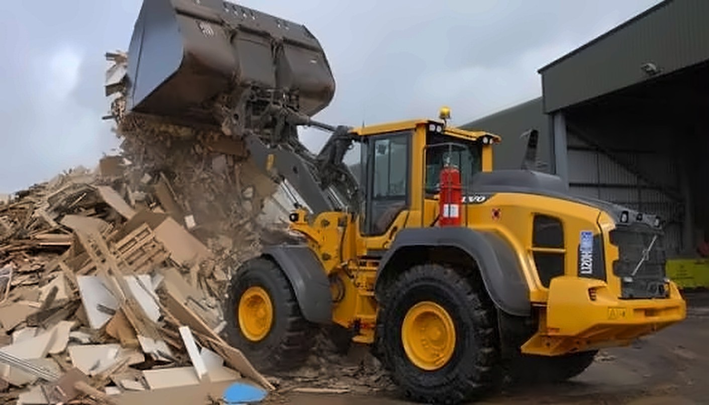 Volvo L120H loading shovel with Ulrich high-tip bucket